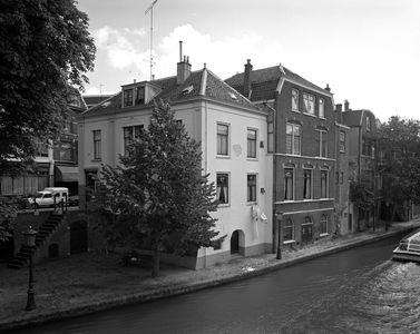 71684 Gezicht op de achterzijde van de huizen (en de zijgevel van het huis nr. 1) Twijnstraat 1-hoger te Utrecht; met ...